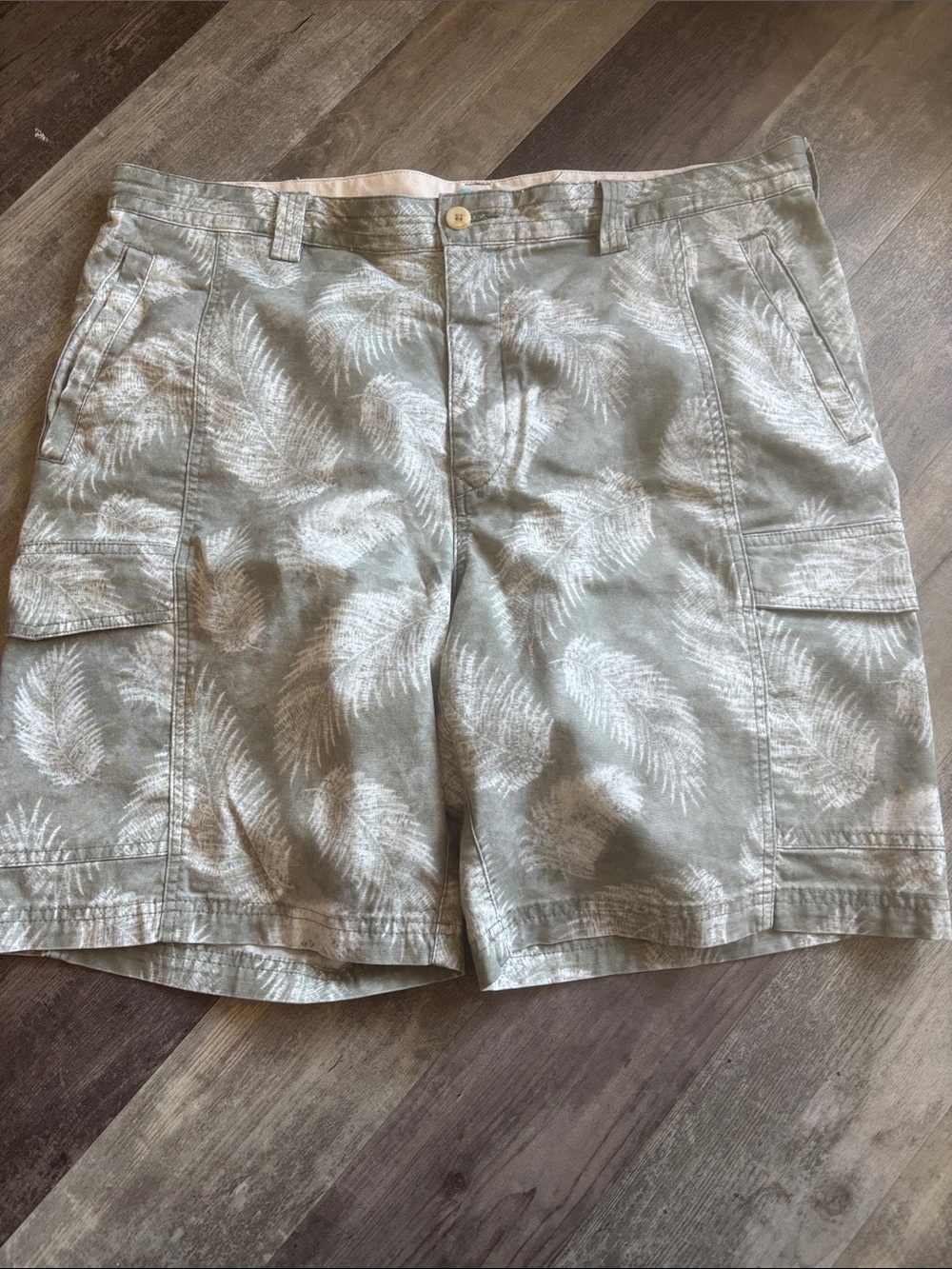 Tommy Bahama Men’s Palm Leaf Shorts - Picture 3 of 4